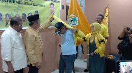 Penyematan seragam  Golkar kepada Charli Donna dan Suami tanda resmi bergabung ke Partai Golongan Karya (Golkar). Foto: rr