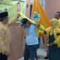 Penyematan seragam  Golkar kepada Charli Donna dan Suami tanda resmi bergabung ke Partai Golongan Karya (Golkar). Foto: rr