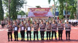 Kapolres Karimun AKBP Ryky W Muharam berfoto bersama Bhabinkamtibmas penerima penghargaan atas kinerja terbaiknya. Foto: Humas 