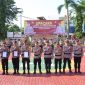 Kapolres Karimun AKBP Ryky W Muharam berfoto bersama Bhabinkamtibmas penerima penghargaan atas kinerja terbaiknya. Foto: Humas 