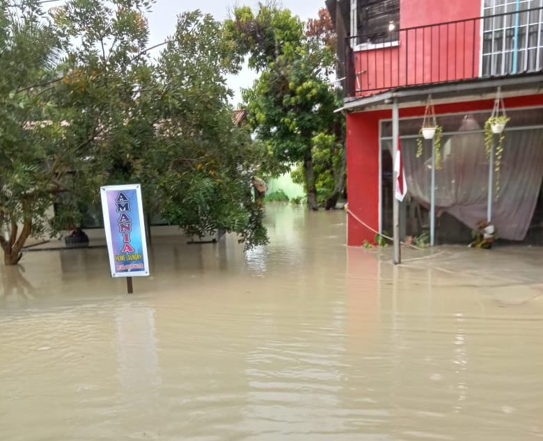 Potret Banjir yang melanda sejumlah titik di Kelurahan Teluk Air. Foto: Istimewa