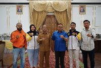 Sekretaris Daerah Kabupaten Karimun Muhd Firmansyah melepas keberangkatan atlet Karate asal Karimun yang ikuti Pelatnas WSKF 2023. Foto: Istimewa