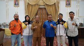 Sekretaris Daerah Kabupaten Karimun Muhd Firmansyah melepas keberangkatan atlet Karate asal Karimun yang ikuti Pelatnas WSKF 2023. Foto: Istimewa