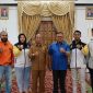 Sekretaris Daerah Kabupaten Karimun Muhd Firmansyah melepas keberangkatan atlet Karate asal Karimun yang ikuti Pelatnas WSKF 2023. Foto: Istimewa