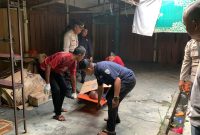 Polisi mengevakuasi jenazah pria paruh baya yang ditemukan meninggal di kawasan Belakang Balai Pemuda Tanjungbatu. Foto: dokumen polisi