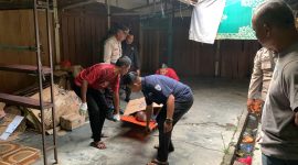 Polisi mengevakuasi jenazah pria paruh baya yang ditemukan meninggal di kawasan Belakang Balai Pemuda Tanjungbatu. Foto: dokumen polisi