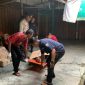 Polisi mengevakuasi jenazah pria paruh baya yang ditemukan meninggal di kawasan Belakang Balai Pemuda Tanjungbatu. Foto: dokumen polisi