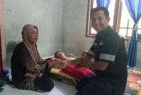 Perwakilan karyawan PT Timah menyerahkan bantuan untuk biaya pengobatan Anggun Sahputri. Foto: Istimewa