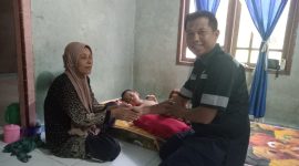 Perwakilan karyawan PT Timah menyerahkan bantuan untuk biaya pengobatan Anggun Sahputri. Foto: Istimewa