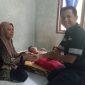 Perwakilan karyawan PT Timah menyerahkan bantuan untuk biaya pengobatan Anggun Sahputri. Foto: Istimewa