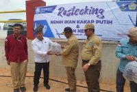 Penyerahan secara simbolis benih ikan kepada Pemerintah Kabupaten Karimun yang diwakili Bupati Karimun Aunur Rafiq. Foto: Istimewa