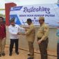 Penyerahan secara simbolis benih ikan kepada Pemerintah Kabupaten Karimun yang diwakili Bupati Karimun Aunur Rafiq. Foto: Istimewa