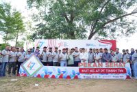 Komisaris, Direksi dan Tamu Undangan melakukan foto bersama dalam kegiatan Pekan Sehat HUT ke-47 PT Timah Tbk di Pulau Kundur. Foto: Humas PT Timah