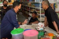 Petugas KPPBC TMP B Tanjungbalai Karimun menggelar Operasi Pasar dengan sasara Barang Kena Cukai Ilegal di sejumlah wilayah Kabupaten Karimun. Foto: Istimewa