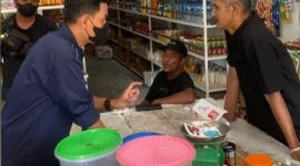 Petugas KPPBC TMP B Tanjungbalai Karimun menggelar Operasi Pasar dengan sasara Barang Kena Cukai Ilegal di sejumlah wilayah Kabupaten Karimun. Foto: Istimewa