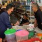 Petugas KPPBC TMP B Tanjungbalai Karimun menggelar Operasi Pasar dengan sasara Barang Kena Cukai Ilegal di sejumlah wilayah Kabupaten Karimun. Foto: Istimewa