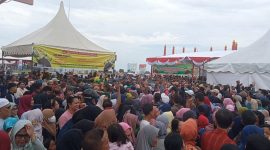Ribuan Masyarakat rela berdesakan mengantre untuk mendapatkan kupon. Foto: rr/kepriheadline.id