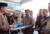 Waka Unit Produksi Kundur Anton Saputra saat memberikan cinderamata kepada Menteri. Foto: Istimewa