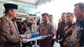 Waka Unit Produksi Kundur Anton Saputra saat memberikan cinderamata kepada Menteri. Foto: Istimewa
