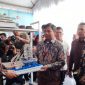 Waka Unit Produksi Kundur Anton Saputra saat memberikan cinderamata kepada Menteri. Foto: Istimewa