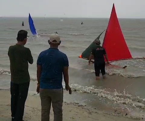 Lomba Perahu Jong di Tanjung Ambat Kecamatan Buru. Foto: Istimewa