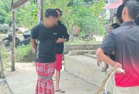Pelaku saat diamankan warga usai melakukan pembacokan terhadap kakeknya. Foto: istimewa