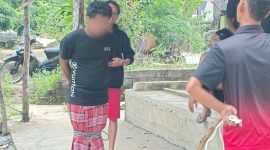 Pelaku saat diamankan warga usai melakukan pembacokan terhadap kakeknya. Foto: istimewa