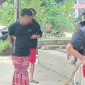 Pelaku saat diamankan warga usai melakukan pembacokan terhadap kakeknya. Foto: istimewa