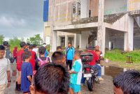 Situasi gedung KECC Karimun sesaat setelah kejadian terjatuhnya seorang laki-laki dari lantai dua. Foto: Istimewa