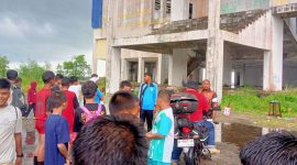 Situasi gedung KECC Karimun sesaat setelah kejadian terjatuhnya seorang laki-laki dari lantai dua. Foto: Istimewa