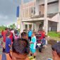 Situasi gedung KECC Karimun sesaat setelah kejadian terjatuhnya seorang laki-laki dari lantai dua. Foto: Istimewa