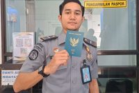 Pegawai Imigrasi Karimun menunjukkan E-Paspor. Foto: Dokumen Imigrasi
