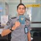 Pegawai Imigrasi Karimun menunjukkan E-Paspor. Foto: Dokumen Imigrasi