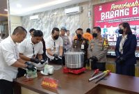 Kapolres Karimun AKBP Ryky W Muharam memimpin pemusnahan barang bukti narkoba jenis dabu seberat 1.856 gram. Foto: rr/kepriheadline.id 