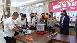 Kapolres Karimun AKBP Ryky W Muharam memimpin pemusnahan barang bukti narkoba jenis dabu seberat 1.856 gram. Foto: rr/kepriheadline.id 