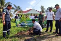 Waka Unit Produksi Kundur Anton Saputra saat melakukan penanaman pohon Kelengkeng di sekitar kantor camat Kundur Barat. Foto: Istimewa