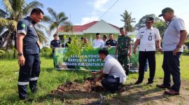 Waka Unit Produksi Kundur Anton Saputra saat melakukan penanaman pohon Kelengkeng di sekitar kantor camat Kundur Barat. Foto: Istimewa