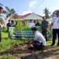 Waka Unit Produksi Kundur Anton Saputra saat melakukan penanaman pohon Kelengkeng di sekitar kantor camat Kundur Barat. Foto: Istimewa