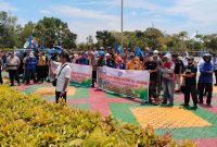 Ratusan pekerja PT Karimun Granite (KG) Kabupaten Karimun, Provinsi Kepulauan Riau menggelar aksi unjuk rasa (Unras) di Halaman Kantor Bupati Karimun, Senin (18/9/2023).foto: Istimewa
