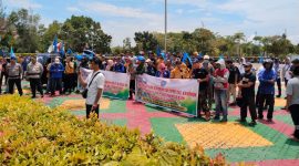 Ratusan pekerja PT Karimun Granite (KG) Kabupaten Karimun, Provinsi Kepulauan Riau menggelar aksi unjuk rasa (Unras) di Halaman Kantor Bupati Karimun, Senin (18/9/2023).foto: Istimewa