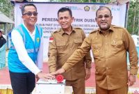 Gubernur Kepri Ansar Ahmad meresmikan masuknya listrik di Dusun Parit Syukur dan Desa Sawang Laut. Foto: Humas Pemprov