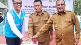 Gubernur Kepri Ansar Ahmad meresmikan masuknya listrik di Dusun Parit Syukur dan Desa Sawang Laut. Foto: Humas Pemprov