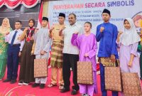 Bupati Karimun Aunur Rafiq menyalurkan bantuan seragam gratis kepada perwakilan pelajar Karimun. Foto: kepriheadline.id 
