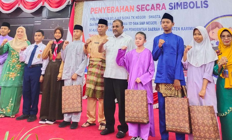 Bupati Karimun Aunur Rafiq menyalurkan bantuan seragam gratis kepada perwakilan pelajar Karimun. Foto: kepriheadline.id 
