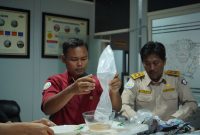 Petugas melakukan pencacahan terhadap hasil penegahan benih lobster di Perairan Sungai Kampar. Foto: Humas BC