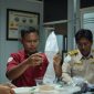 Petugas melakukan pencacahan terhadap hasil penegahan benih lobster di Perairan Sungai Kampar. Foto: Humas BC