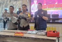 Wakapolres Karimun Kompol Herie Pramono dan Kasat Narkoba Polres Karimun Iptu Alfin Dwi Wahyudi menujukkan barang bukti hasil penangkapan Satresnarkoba berupa ekstasi. Foto: kepriheadline.id 