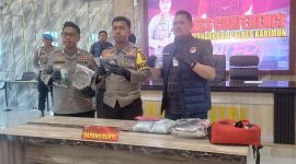 Wakapolres Karimun Kompol Herie Pramono dan Kasat Narkoba Polres Karimun Iptu Alfin Dwi Wahyudi menujukkan barang bukti hasil penangkapan Satresnarkoba berupa ekstasi. Foto: kepriheadline.id 