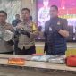Wakapolres Karimun Kompol Herie Pramono dan Kasat Narkoba Polres Karimun Iptu Alfin Dwi Wahyudi menujukkan barang bukti hasil penangkapan Satresnarkoba berupa ekstasi. Foto: kepriheadline.id 