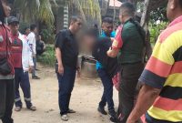 Warga dibantu aparat penegak hukum mengamankan pelaku Yadi usai melakukan pembacokan terhadap pria paruh baya. Foto: Istimewa